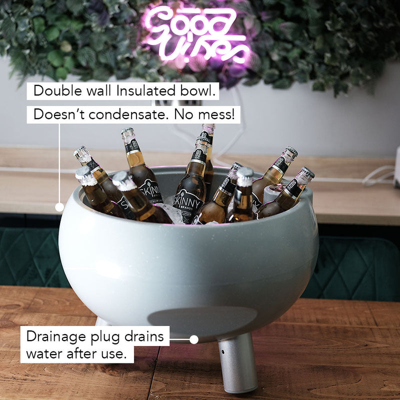 Bañera llena con botellas de cerveza y hielo Fotografía de stock
